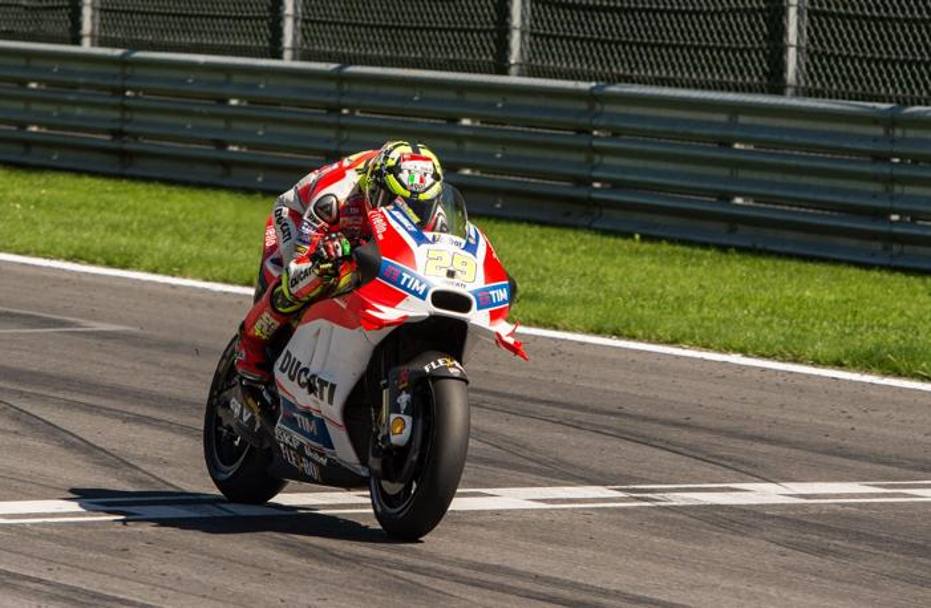 Iannone taglia  il traguardo: è la sua prima vittoria in MotoGP. Epa